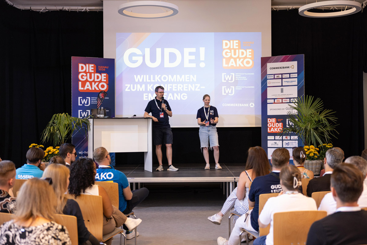 Begrüßung durch das Sprecherteam der WJ beim Konferenzempfang