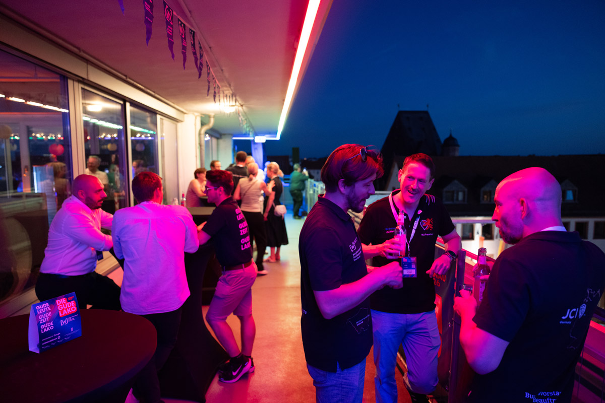 Gute Gespräche beim Welcome-Abend über den Dächern der Stadt