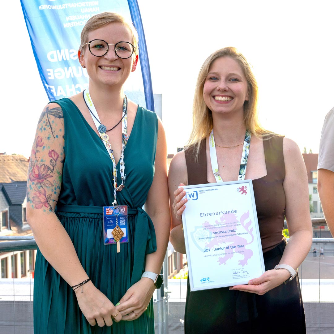 Franziska Stolz (rechts) erhielt die Auszeichnung „Junior oft he Year“ der Wirtschaftsjunioren Hessen, überreicht von der hessischen Landesvorsitzenden Nathalie Jung.