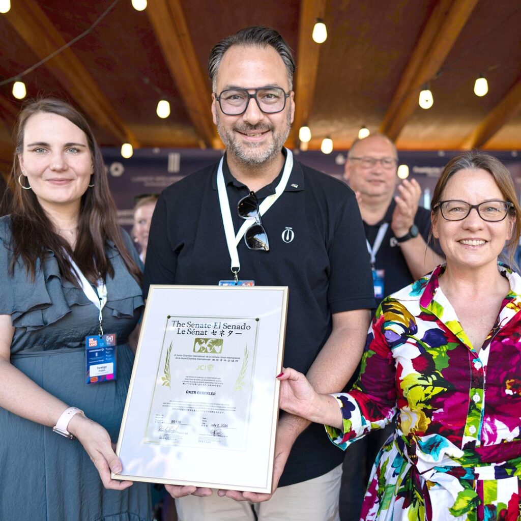 Für sein langjähriges und insbesondere internationales Engagement wurde Ömer Özbekler (Mitte) zum JCI-Senator ernannt. Verliehen wurde die Auszeichnung durch Senate Chairlady Myrna Neudert (rechts) gemeinsam mit JCI Germany Presidentin Svenja Köppe (links).